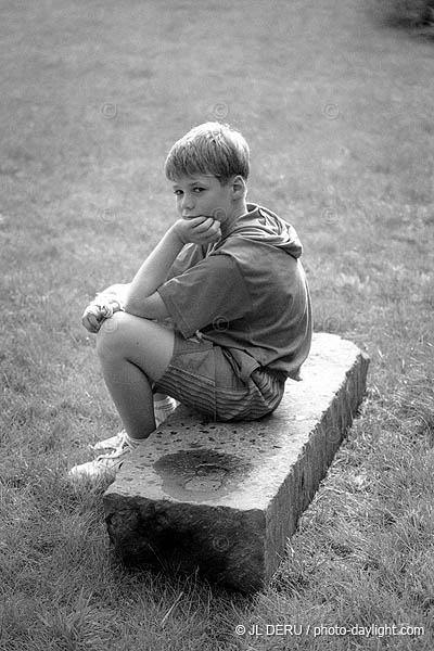 garon sur une pierre - boy on a stone